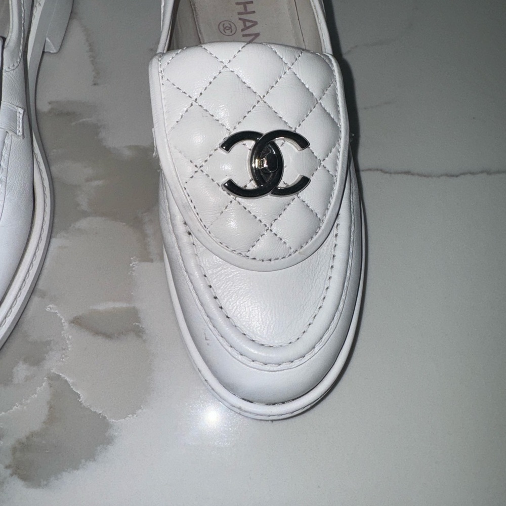 Authentic White Chanel Interlocking Cc Logo Leath… - image 1